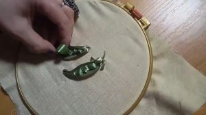 Первые шаги в вышивке лентами, вышиваем  зеленый горошек. First steps in embroiding with ribbon