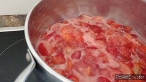 Варенье из клубники! На 1 кг ягоды - 350 грамм сахара, не жидкое и очень вкусное!