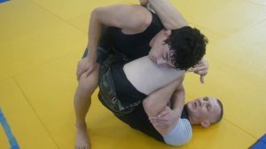 Рычаг локтя,треугольник и омоплата из закрытого гарда! Рабочая связка для ММА и джиу джитсу.