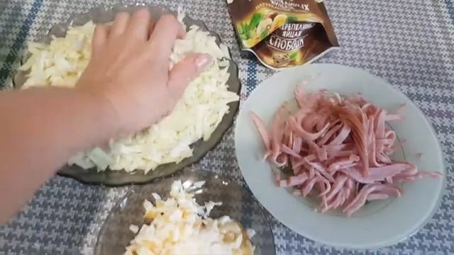 Очень вкусный салат"Карелия"с капустой и ветчиной