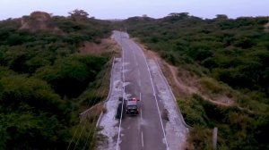 Съемка с дрона полицейского автомобиля. Видео квадрокоптера с высоты птичьего полета над дорогой