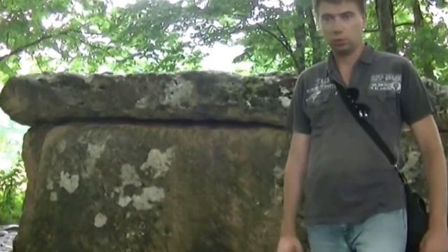 Эниолог и уфолог Игорь Коломиец у дольмена в Хаджохе
