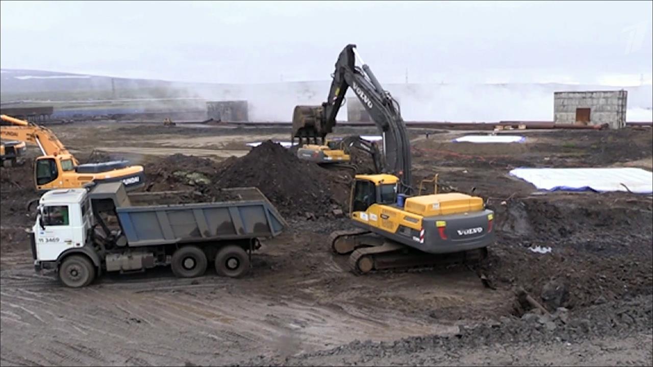 В Норильске продолжаются работы по ликвидации утеч...в результате аварии на одном из резервуаров ТЭЦ