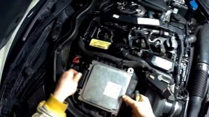 Замена воздушного фильтра Mercedes Benz C204 E212