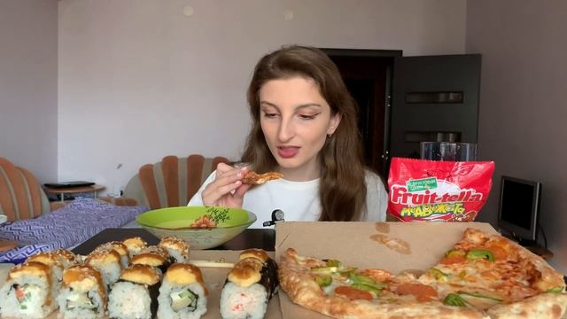 РОЛЛЫ и ПИЦЦА / МУКБАНГ смотреть онлайн