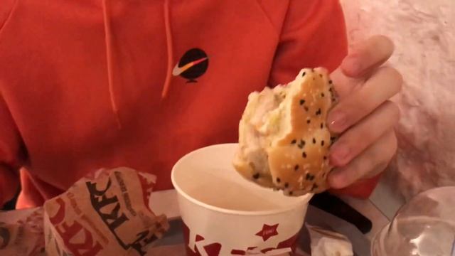 KFC где-то в центре Москвы (у ЦДМ) смотреть онлайн