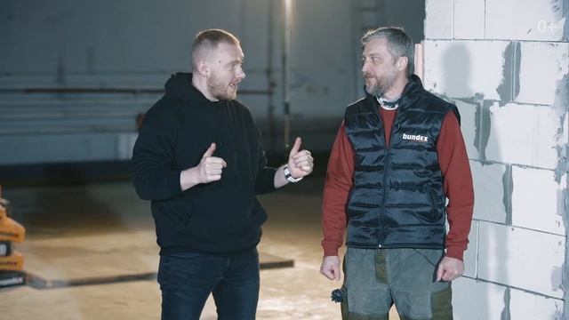 Пробуем разбить стену мячом и профессиональным бойцом. Эксперименты со штукатуркой. смотреть онлайн