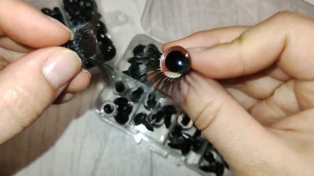 Как приклеить ресницы на глаза для куклы или для вязанной игрушки
