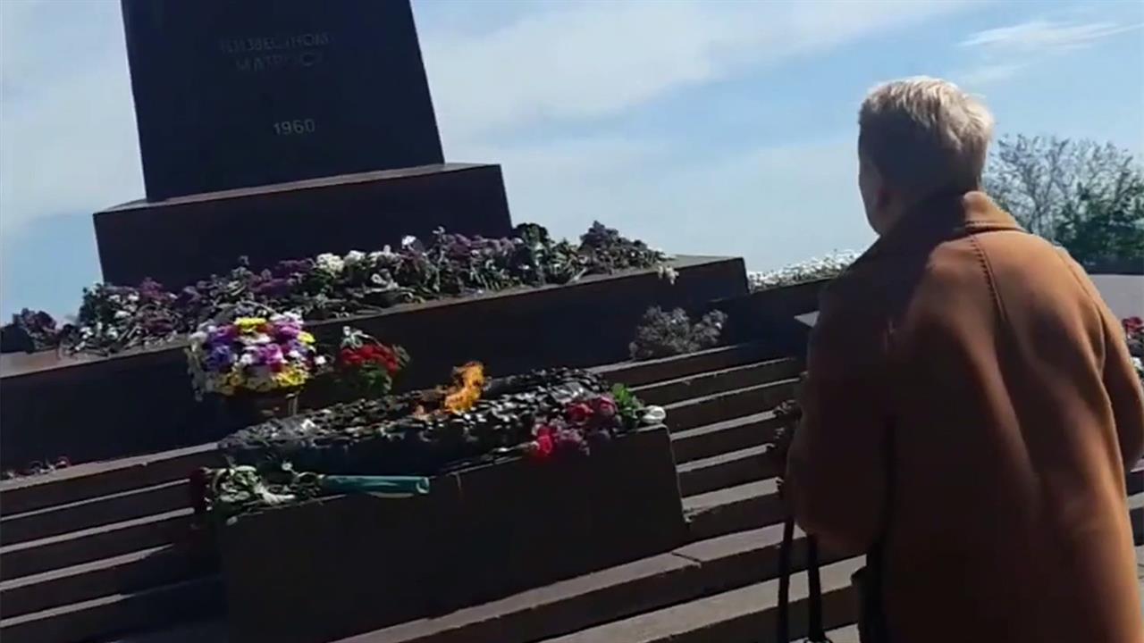 В разных городах Украины люди несут цветы к мемориалам памяти павших в Великой Отечественной