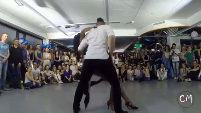 Isabelle & Felicien - Show (Não me Pede) смотреть онлайн