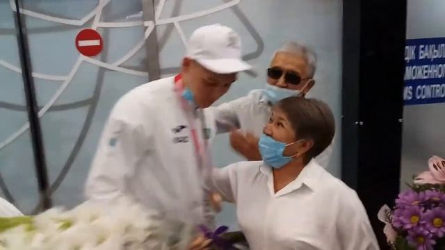 Как мы встречаем чемпионов! Бронзовый призер Паралимпиады Нурдаулет Жумагали прилетел в Алматы смотреть онлайн
