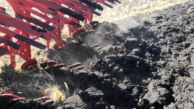 6 корпусной оборотный плуг #UNLU в паре с трактором #MasseyFerguson7722 (220лс).