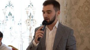 Читает нашид на Свадьбе