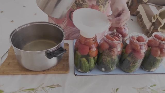 Очень вкусные маринованные, хрустящие огурцы на зиму, поэтому же рецепту у меня ассорти??? смотреть онлайн