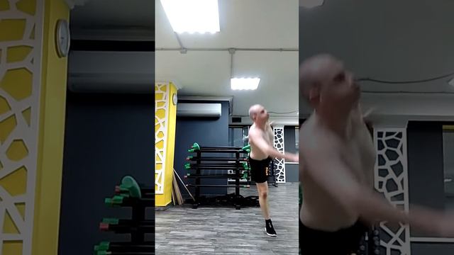 Работа с нудлами и акробатика. Тайский бокс. Муай-тай. Фитнес. Отработка ударов ног. Нудлы.