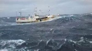 Рыболовное судно в шторм
