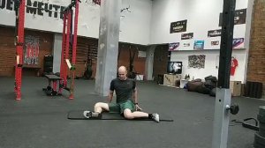 Растяжка ног 90-90 на полу 3