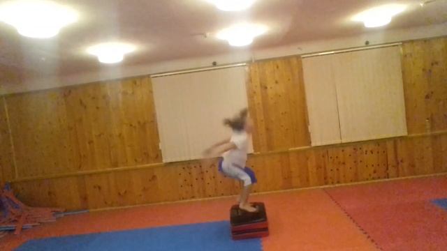 Сальто назад. Кира Филиппова 9 лет