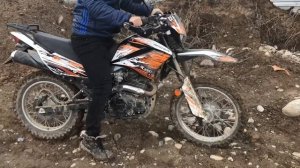 Пацан гоняет на питбайке