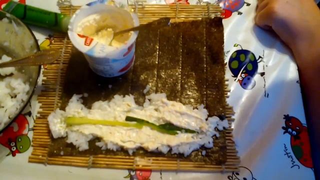 Брат и сестра готовят вместе "детские" роллы смотреть онлайн