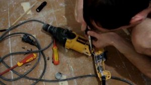 Установка новых щёток в перфоратор.