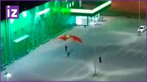 Игра в десантников: парни из Санкт-Петербурга прыгали с парашютом, приземляясь на парковку /Известия