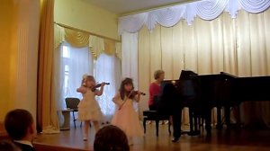 4 years old violinists. Anna Wieleńska i Darina Chlebnikowa