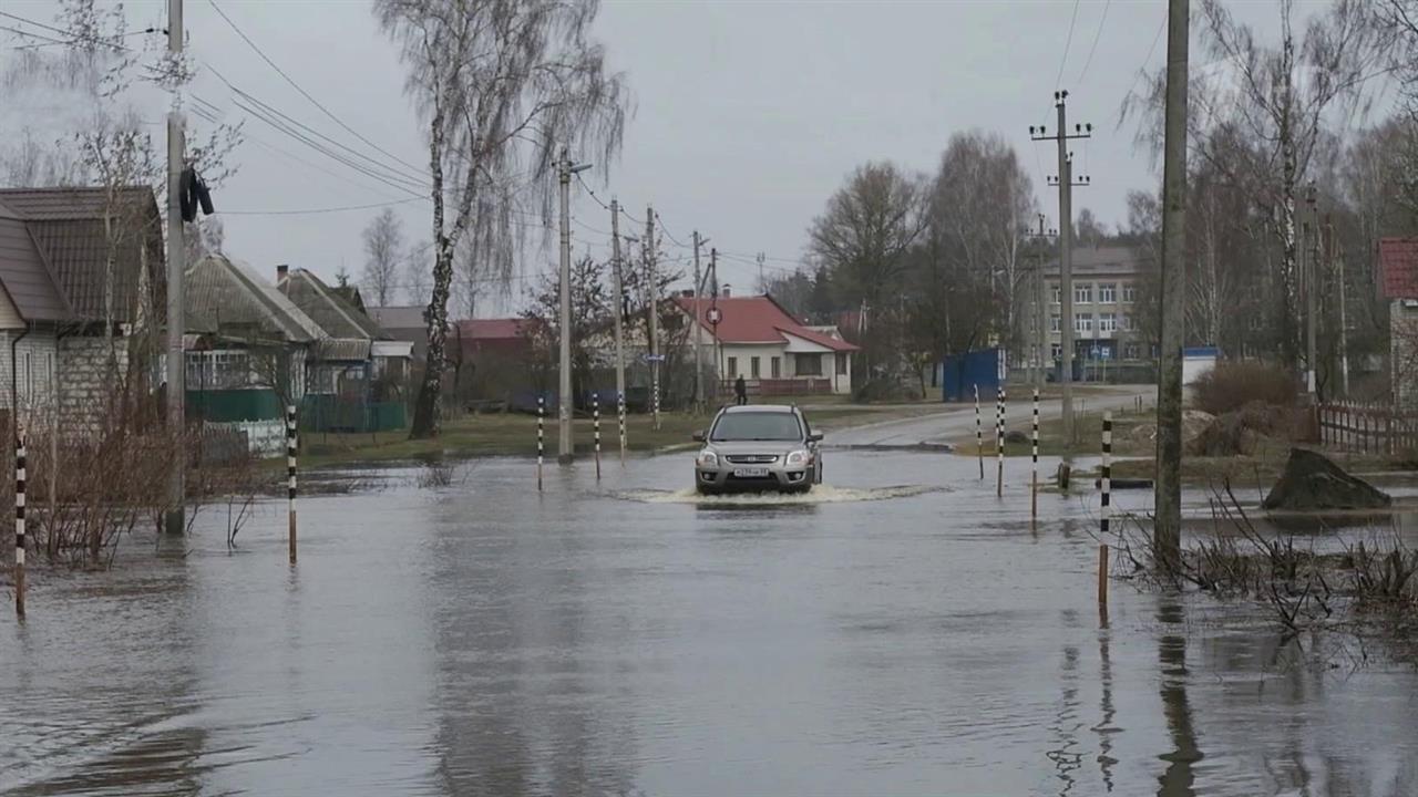 Сразу в нескольких десятках российских регионов устраняют последствия весеннего половодья
