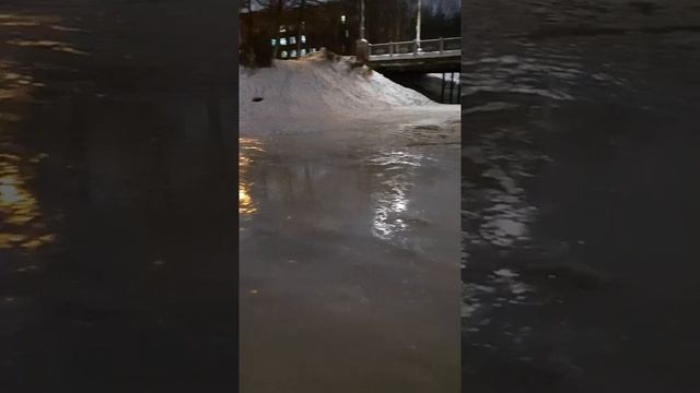 На набережной Северной Двины в районе улицы Гайдара заливают каток