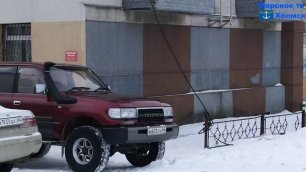 Висячие сопли проводов на улице Победы 2 города Холмск