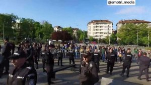 В Болгарии на защиту памятника советским воинам вышел народ.