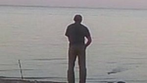 Мужик рыбачит