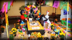 EL MÉXICO DE LOS NIÑOS, ORNAMENTACIÓN DE TUMBAS EN DÍA DE MUERTOS.