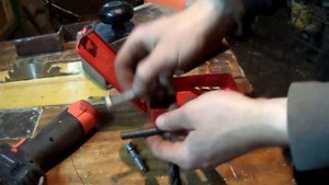 Простейший  фуговальный станок.Фуговальный из рубанка своими руками.