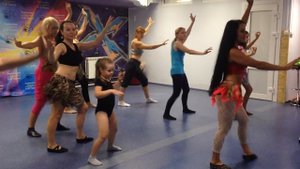 отрабатываем движение  арабеск шаг с ударом working on the movement of the Arabesque