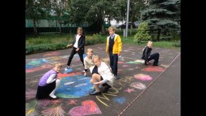 Рисунки на асфальте, посвященные Дню города Москвы.
