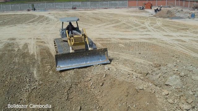 PROFESSIONAL OPERATOR SKILLS MACHINE BULLDOZER KUMATSU PUSHING CLEARING THE SOIL WORKING FAST