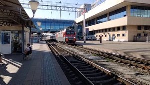ЭП1М-561 с поездом № 306 Москва — Сухум прибывает на станцию Ростов-Главный