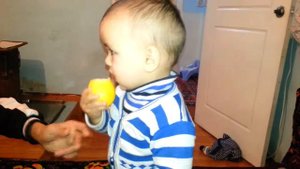 ДЕТИ и ЛИМОН. Смешные детские рожицы при еде лимона