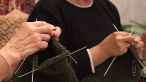 В ватинском Доме культуры вяжут носки для солдат