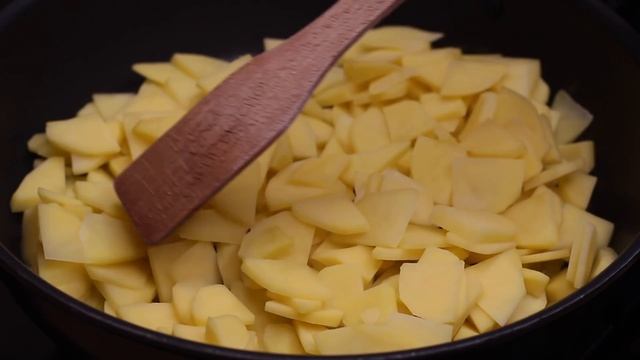 КАК ПОЖАРИТЬ КАРТОШКУ ПРАВИЛЬНО??! Жареная картошка с луком!