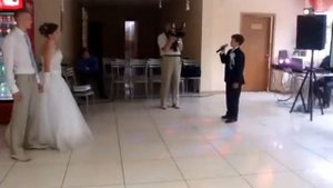 Брат поет для сестры на свадьбе!