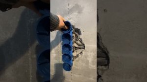 Устанавливаю четыре двойные розетки в ряд , вернее сказать исправляю за электриками косяки .