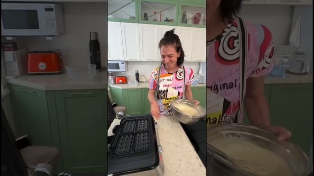 Мои первые «Венские вафли» ?? рецептик дать ?! #юмор #самчуклена смотреть онлайн