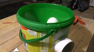 Кормушка для кур несушек на неделю своими руками, что бы не разбрасывали