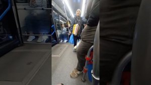 Бабка орёт в электробусе