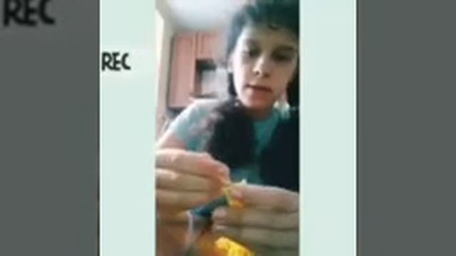 Плетение сердечек из резинок на рогатке.
