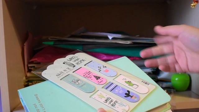 УБИРАЮСЬ В ПОЛКАХ С КАНЦЕЛЯРИЕЙ смотреть онлайн