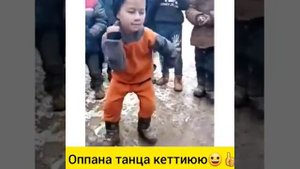 Мальчик очень классно танцует