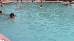 Как прыгать в бассейн?3 year old girl diving into the pool. Маленькая девочка прыгает в бассейн.